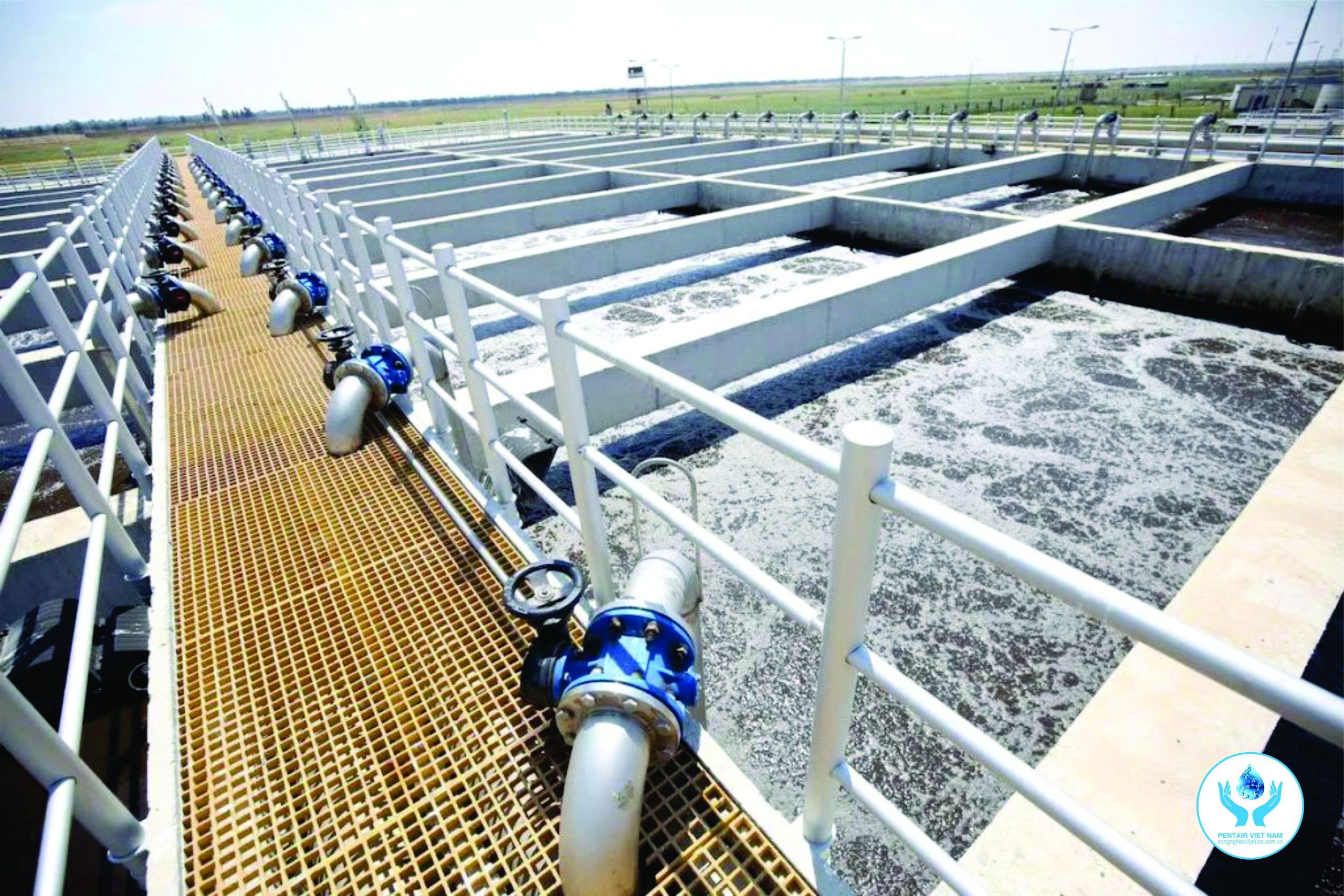Toàn cảnh hệ thống xử lý nước thải tập trung công suất $500 m^3$/ngày đêm tại nhà máy.