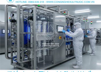 Công nhân vận hành hệ thống lọc nước siêu tinh khiết EDI trong nhà máy sản xuất linh kiện điện tử và bán dẫn.