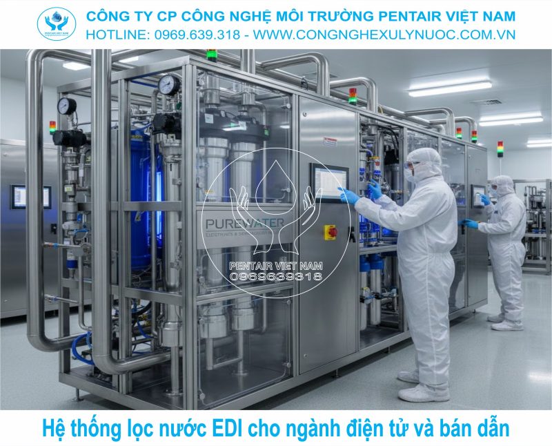 Công nhân vận hành hệ thống lọc nước siêu tinh khiết EDI trong nhà máy sản xuất linh kiện điện tử và bán dẫn.