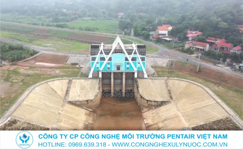 Hình ảnh toàn cảnh cống Thuần Mỹ tại xã Thuần Mỹ, huyện Ba Vì, nằm bên bờ hữu sông Đà giúp dẫn nước vào sông Tích.