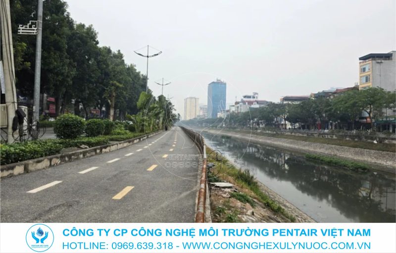 Công trường thi công hệ thống cống gom nước thải thuộc dự án Yên Xá dọc sông Tô Lịch trên đường Láng, quận Cầu Giấy.