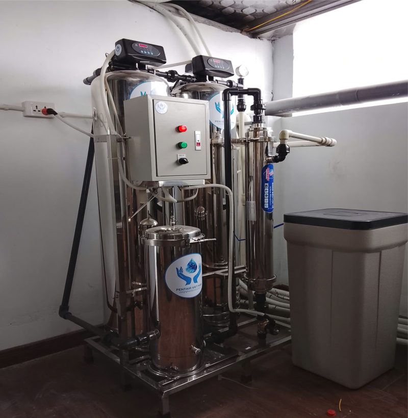 Hình vẽ kỹ thuật thể hiện đường nước đi qua bộ lọc rồi vào máy Heat Pump.