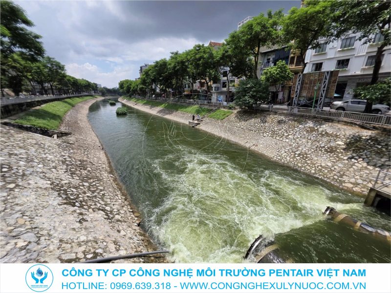 "Toàn cảnh công trường xây dựng hệ thống cống thu gom nước thải dọc sông Tô Lịch thuộc dự án Nhà máy nước thải Yên Xá, Hà Nội."