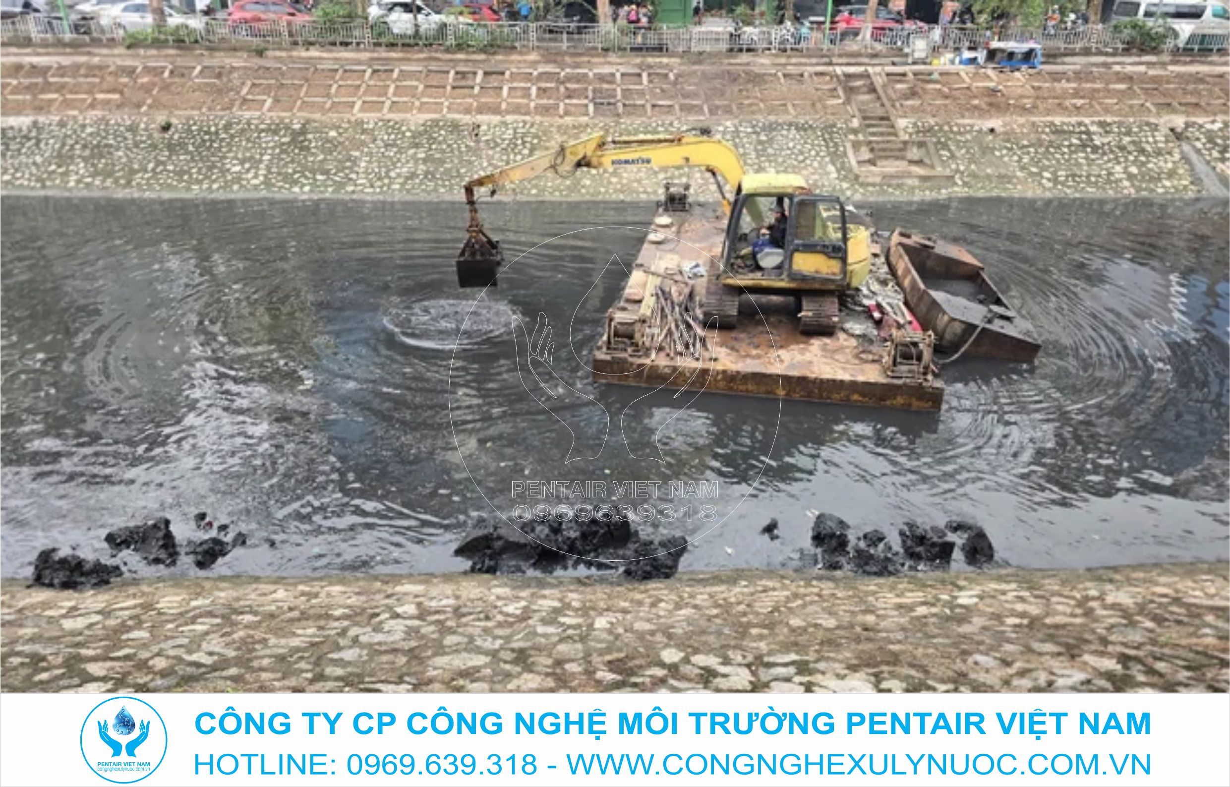 Công nhân và máy móc đang nạo vét bùn lòng sông Tô Lịch để chuẩn bị dẫn nước từ sông Hồng vào.