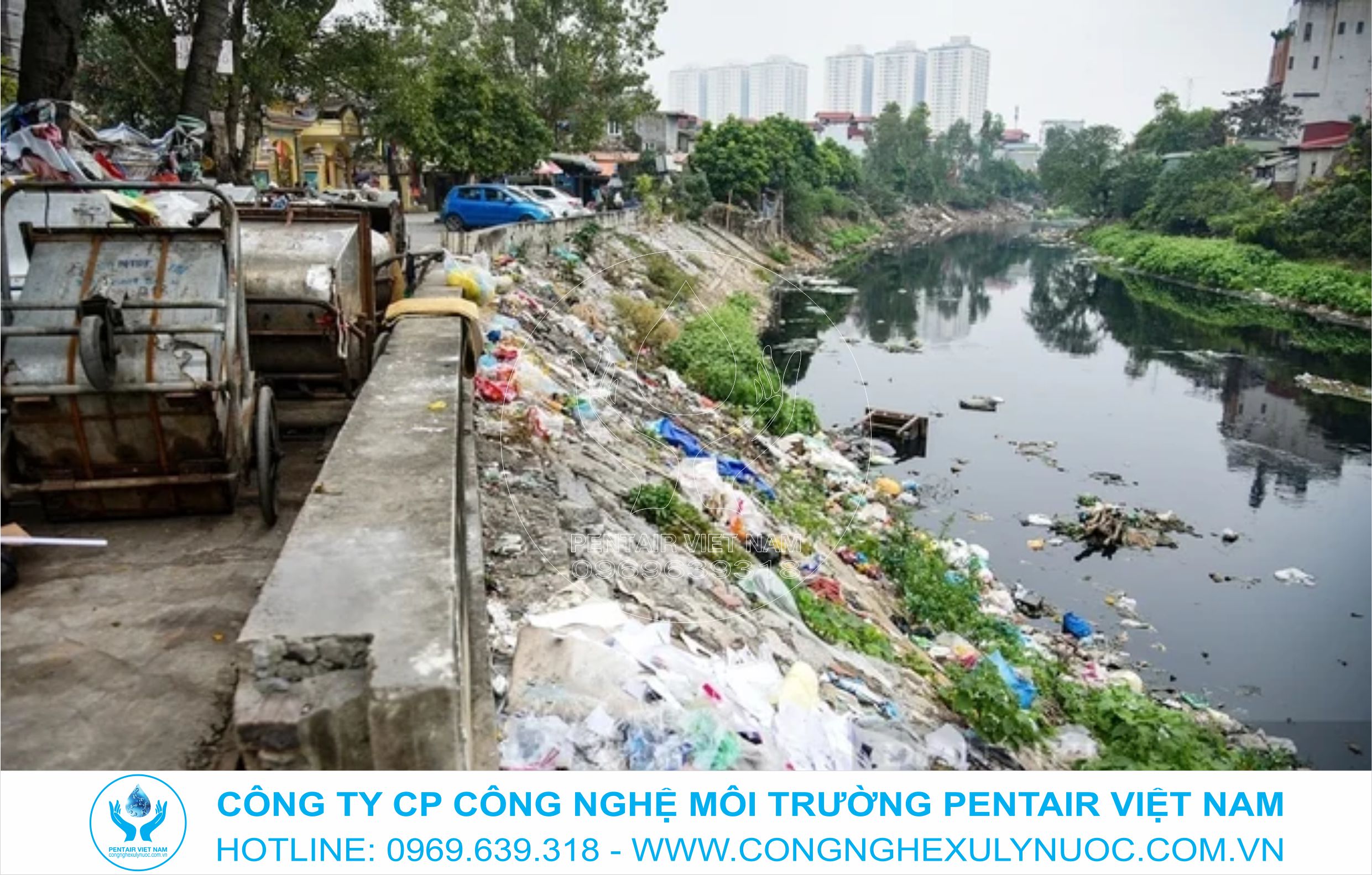 Hình ảnh dòng sông Tô Lịch đen đặc với rác thải nhựa và phế thải chất đống dọc bờ sông