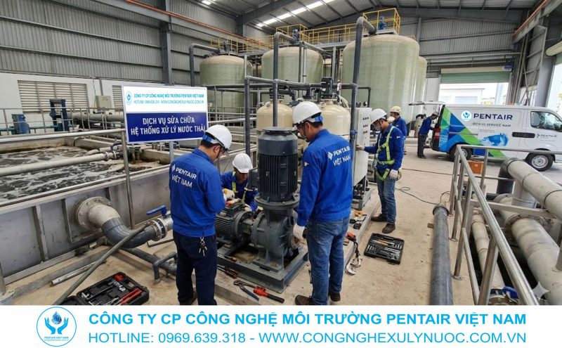 Kỹ thuật viên Pentair Việt Nam đang kiểm tra và bảo dưỡng hệ thống xử lý nước trung tâm.