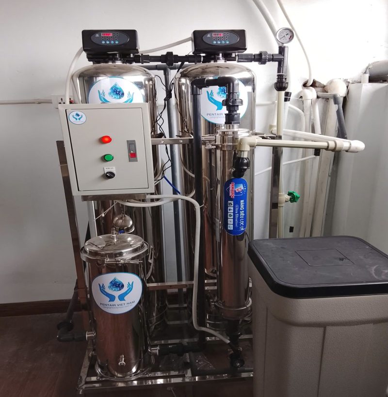 Lắp đặt thực tế hệ thống lọc nước đầu nguồn và Heatpump tại ban công tầng kỹ thuật biệt thự.