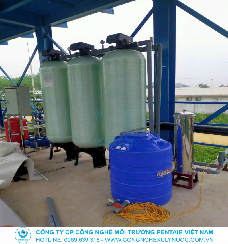 Hệ thống lọc tổng 3 cột lọc thô inox và thùng muối hoàn nguyên xử lý nước cứng, công suất 10m3/h lắp đặt tại trang trại chăn nuôi lợn tập đoàn Masan, Quỳ Hợp, Nghệ An.
