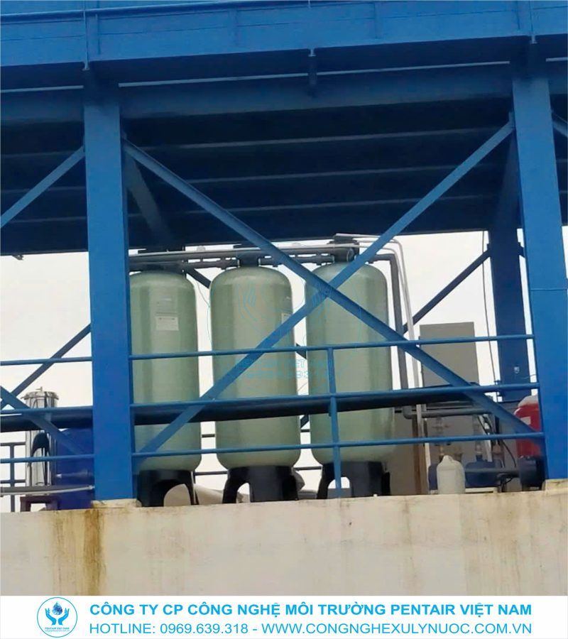 Hình ảnh thực tế thi công 3 cột lọc composite 3672 kích thước 900x1800mm trong hệ thống lọc tổng nước giếng khoan công suất 10m3/h cho trại lợn Masan tại Quỳ Hợp, Nghệ An.