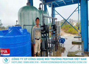 Cận cảnh các cột lọc và hệ thống van điều khiển của dàn lọc nước giếng khoan 10m3/h cho trang trại lợn Masan Nghệ An.