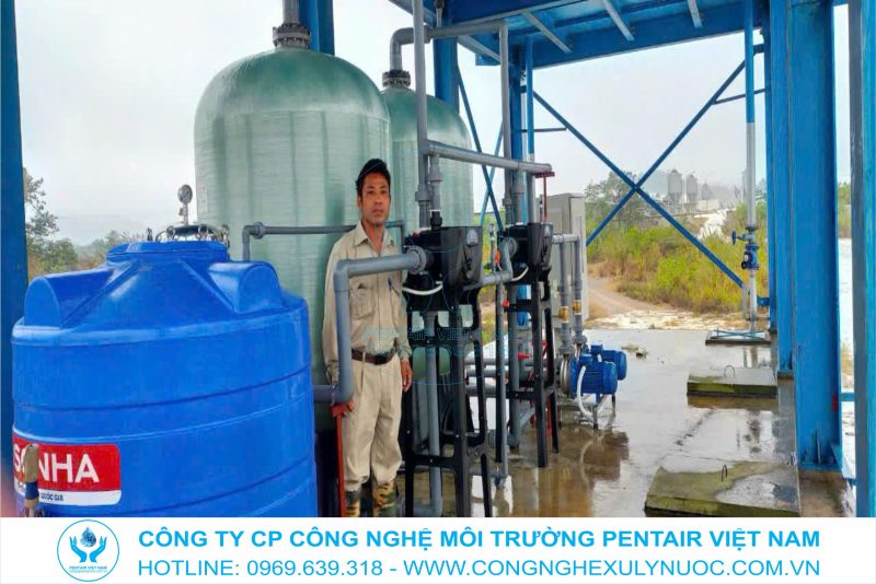 Cận cảnh các cột lọc và hệ thống van điều khiển của dàn lọc nước giếng khoan 10m3/h cho trang trại lợn Masan Nghệ An.