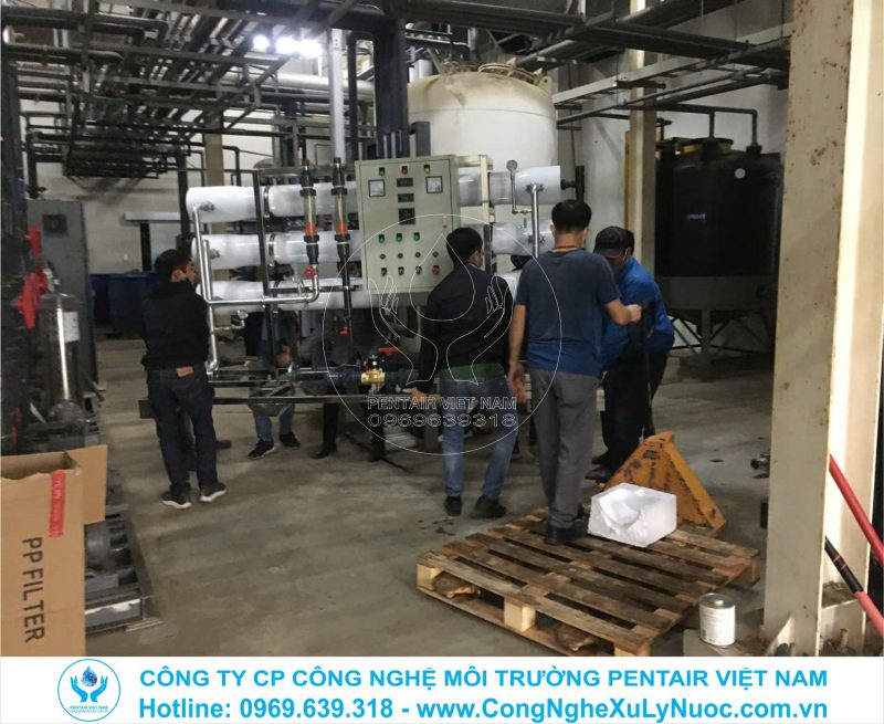 Cận cảnh công nhân đang kết nối module EDI trong hệ thống lọc nước công suất 6m3/h tại nhà máy xi mạ KCN Đình Vũ, Hải Phòng.