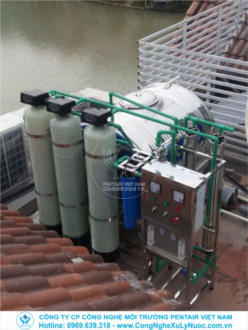 Hình ảnh thực tế hệ thống lọc tổng đầu nguồn được lắp đặt gọn gàng trên mái nhà biệt thự tại Vinhomes Long Biên, Hà Nội.