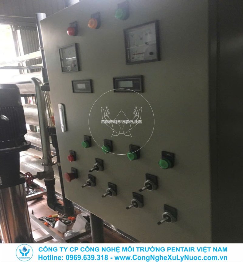 Kỹ thuật viên đang lắp đặt tủ điện điều khiển trung tâm cho hệ thống lọc nước EDI công suất 6000 lit/h phục vụ dây chuyền xi mạ tại KCN Đình Vũ, Hải An, Hải Phòng.