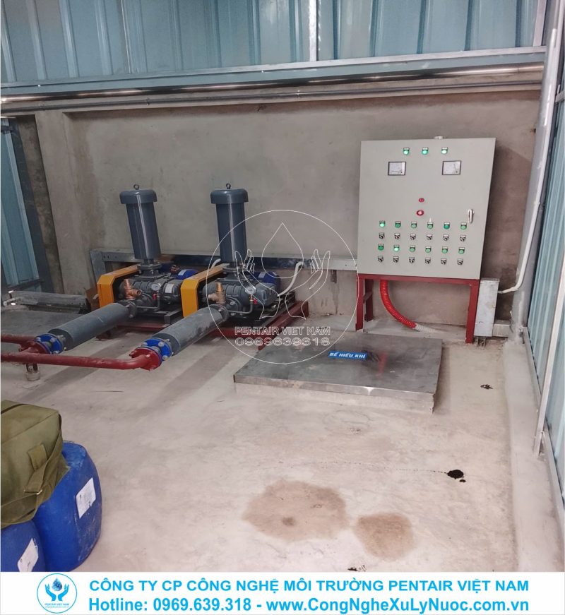 Hình ảnh 02 máy thổi khí Roots Blower lắp đặt trong nhà điều hành trạm xử lý nước thải sinh hoạt nhà máy Jiazheng, KCN Yên Bình, Thái Nguyên.