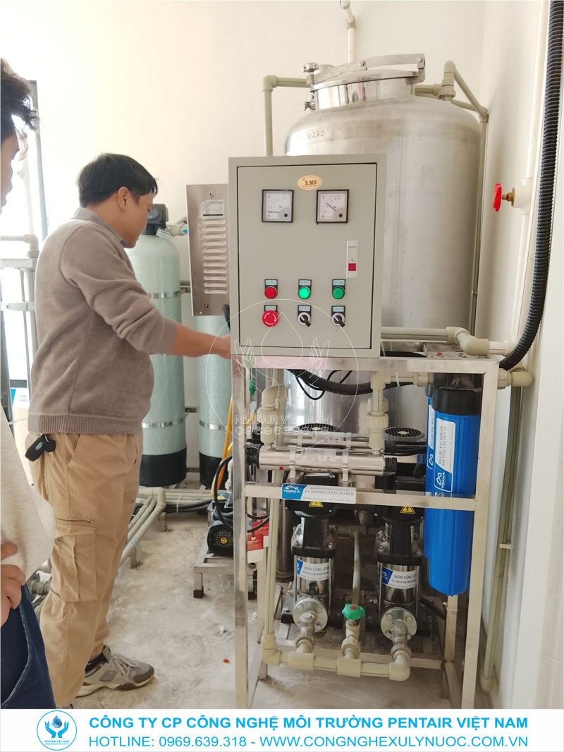 Công nhân đang kiểm tra đèn khử trùng UV và máy Ozone của hệ thống lọc nước RO công suất 1400 lit/h tại trường Marie Curie Long Biên.