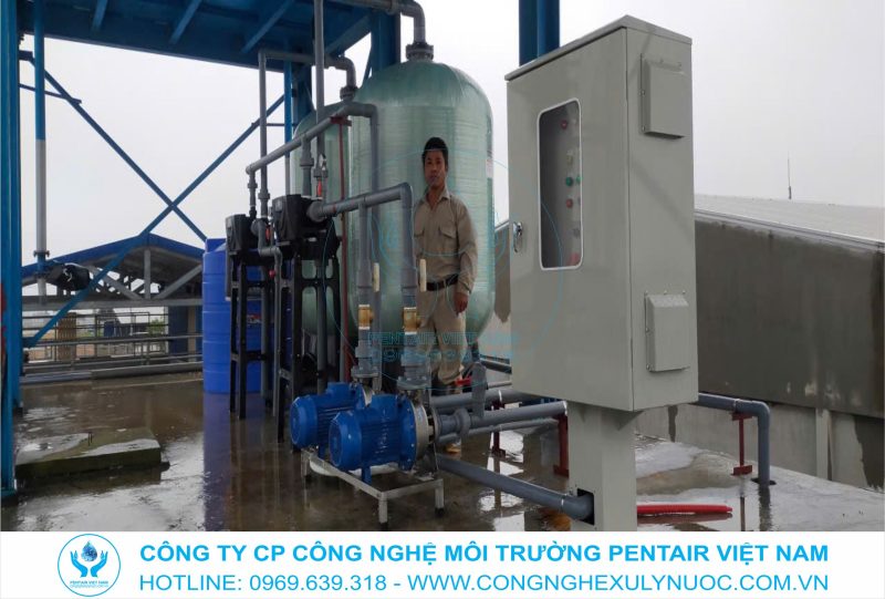 Công nhân đang lắp đặt bồn lọc áp lực trong hệ thống lọc tổng nước giếng khoan công suất 10m3/h tại trại lợn Masan, huyện Quỳ Hợp, tỉnh Nghệ An.