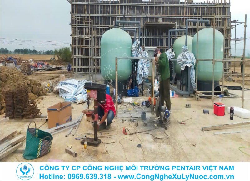 Công nhân đang lắp đặt hệ thống lọc nước thải sinh hoạt công suất 1000 m3/ngày đêm tại Cụm công nghiệp Vạn Hà, Thiệu Hóa, Thanh Hóa.