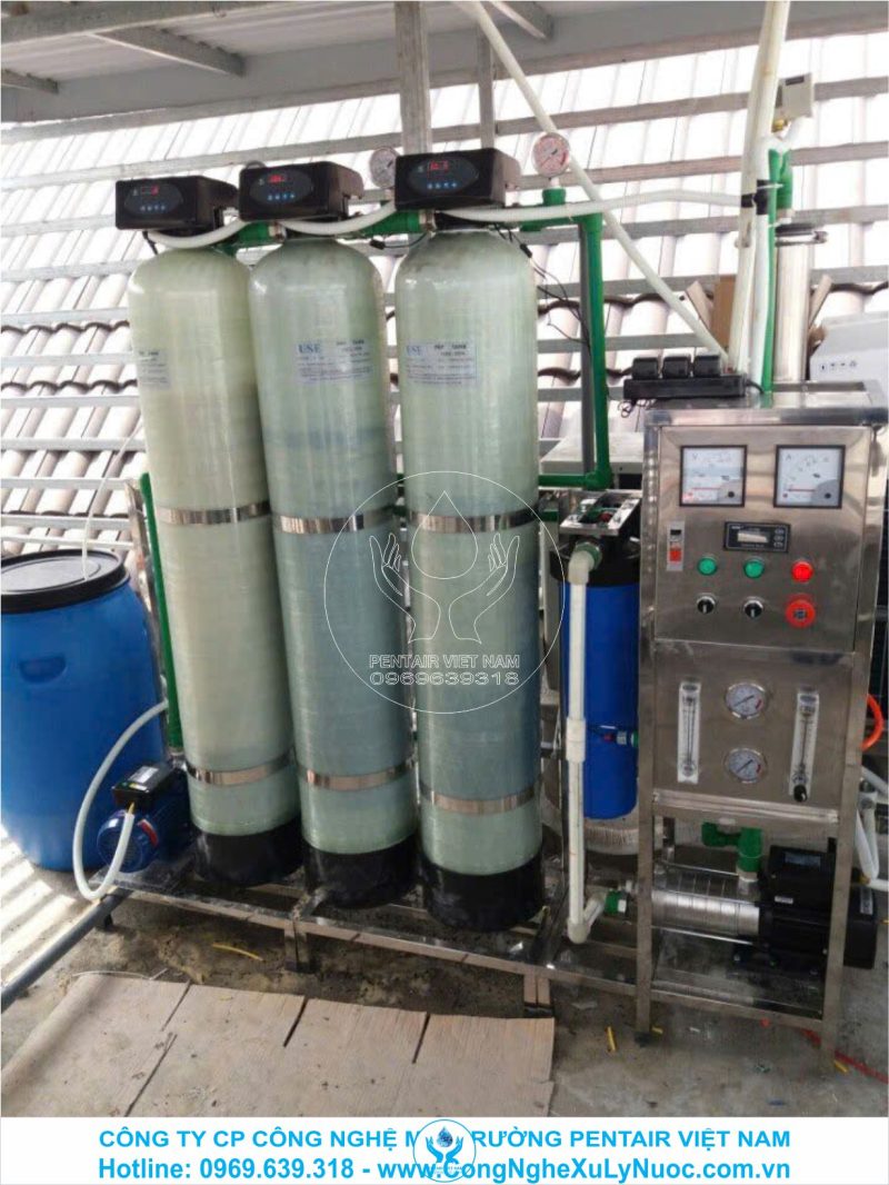 Nhân viên kỹ thuật đang kiểm tra hệ thống lọc tổng đầu nguồn tại biệt thự Vinhomes Riverside Long Biên.