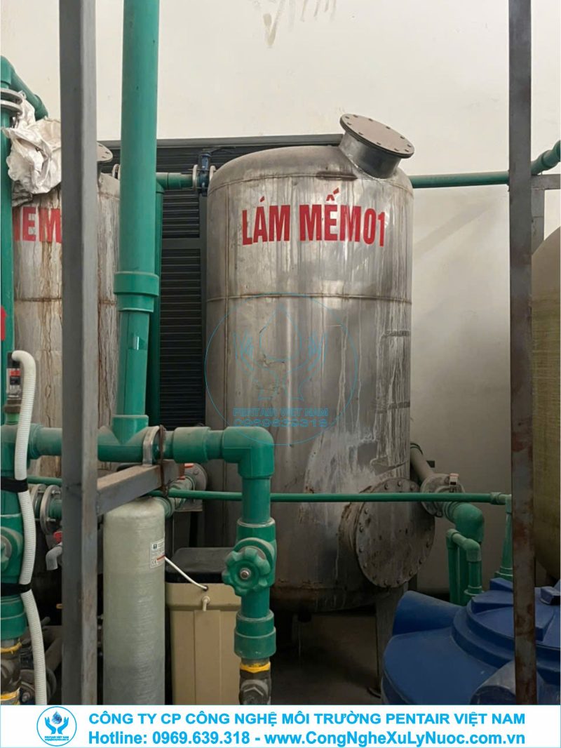 Hệ thống cột làm mềm nước cứng bằng hạt nhựa trao đổi ion tại Bệnh viện Quân y 103 Hà Nội.