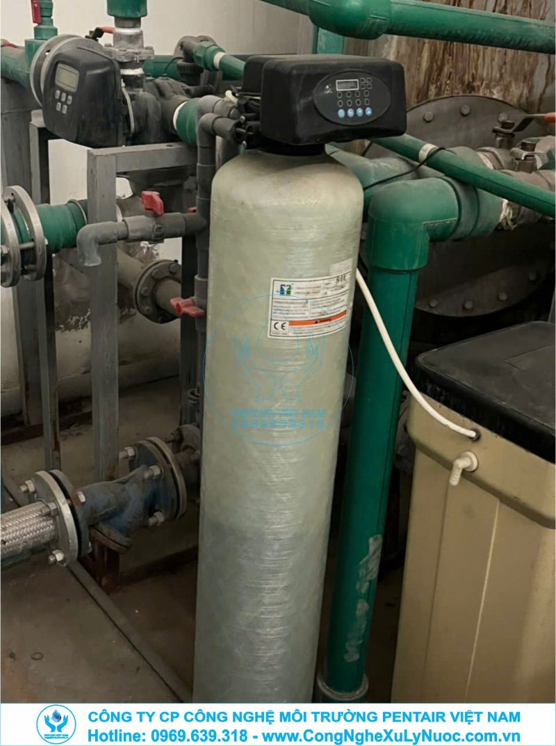 Cột lọc làm mềm nước công suất lớn trong hệ thống xử lý nước giếng khoan tại Bệnh viện 103 Hà Nội.
