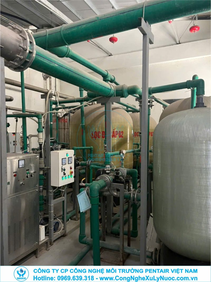 Hệ thống 3 cột lọc thô Composite xử lý nước giếng khoan tại Bệnh viện Quân y 103 Hà Nội.