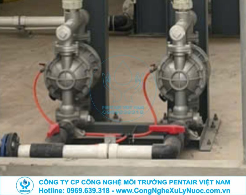 Cận cảnh máy bơm màng khí nén chịu hóa chất trong hệ thống xử lý nước thải xi mạ tại Phổ Yên Thái Nguyên.