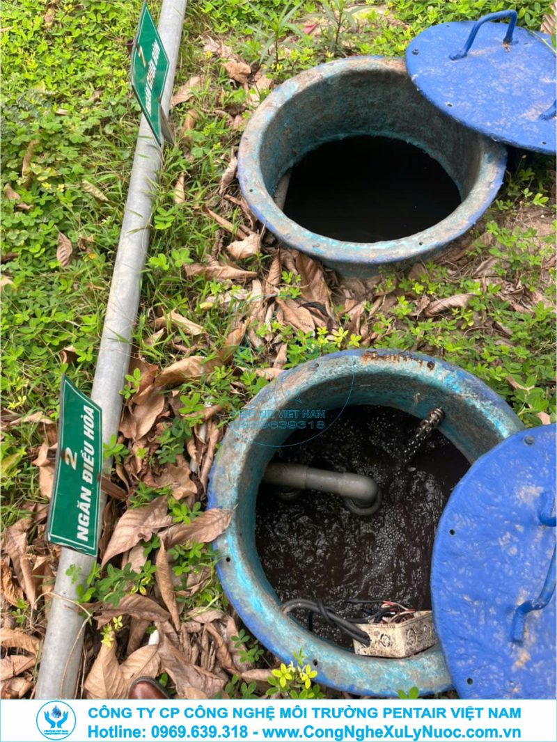 Nhân viên kỹ thuật đang bảo trì ngăn điều hòa thu gom nước thải công nghiệp tại KCN Tiên Sơn Bắc Ninh