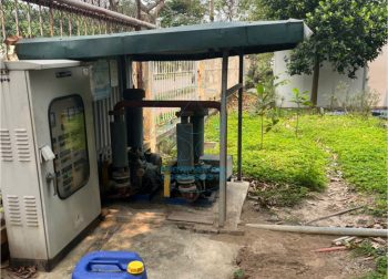 Kỹ thuật viên đang bảo trì máy thổi khí kiểu Roots cho hệ thống xử lý nước thải công nghiệp tại KCN Tiên Sơn, Bắc Ninh.