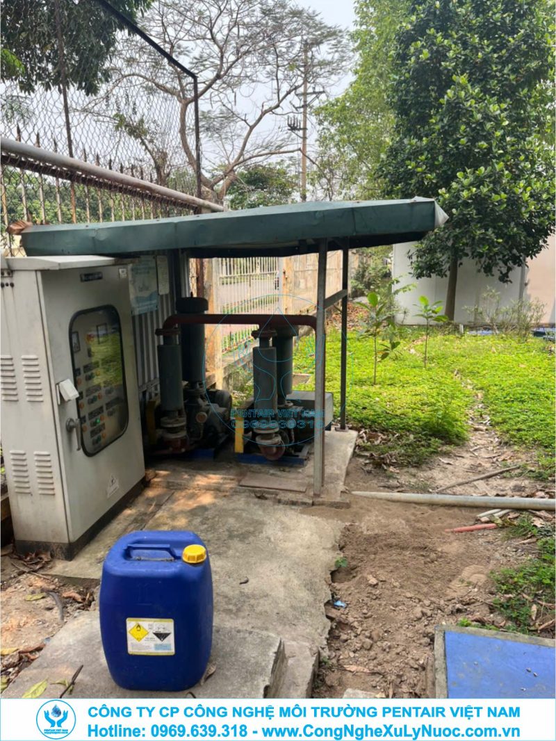 Kỹ thuật viên đang bảo trì máy thổi khí kiểu Roots cho hệ thống xử lý nước thải công nghiệp tại KCN Tiên Sơn, Bắc Ninh.