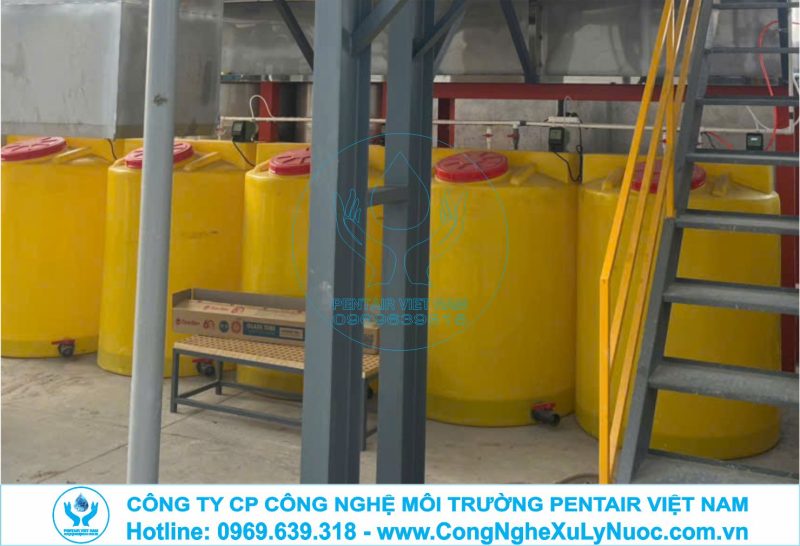 Hệ thống thùng đựng hóa chất trong trạm xử lý nước thải xi mạ 200m3 tại KCN Phổ Yên, Thái Nguyên.