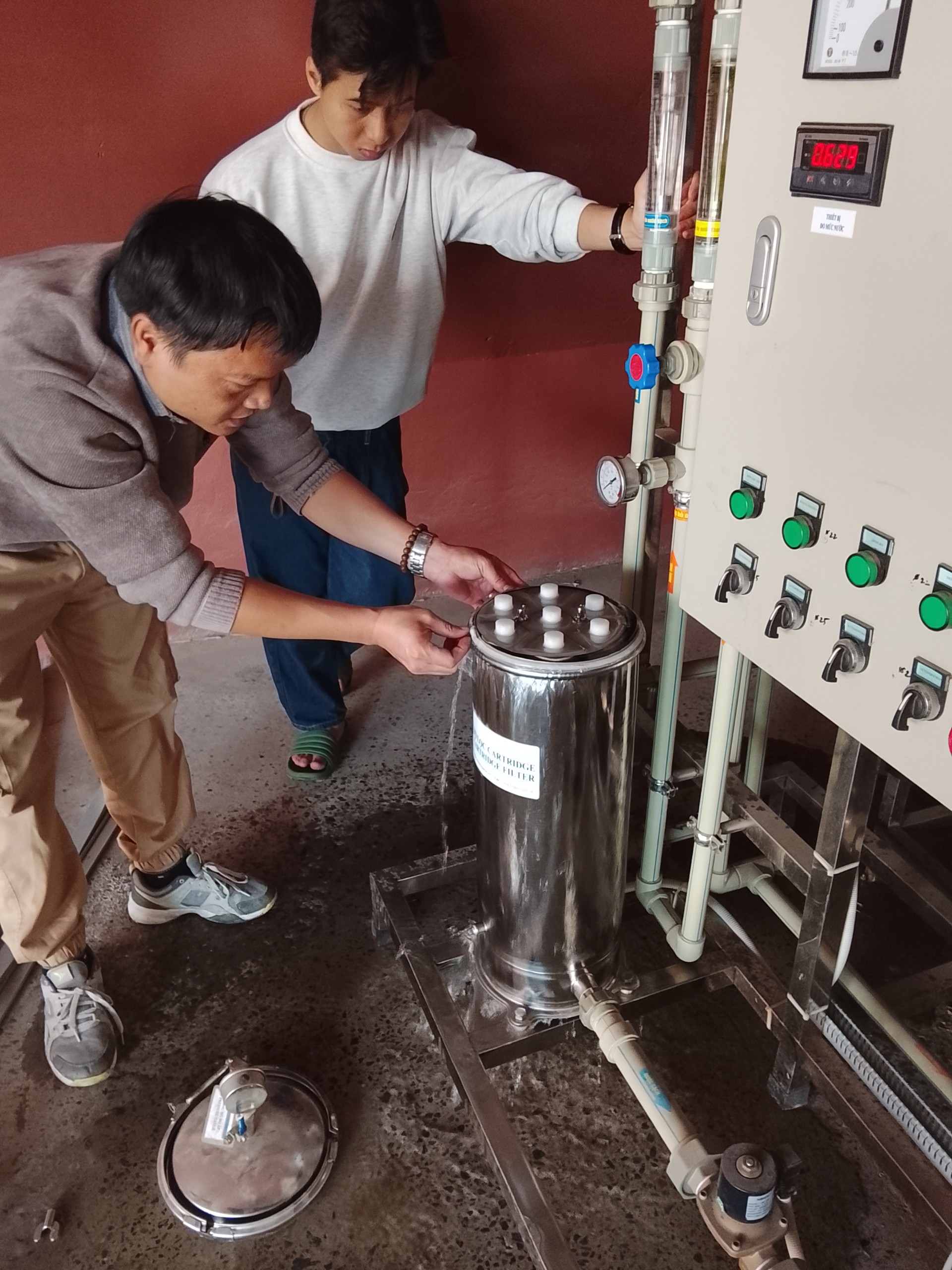 Kỹ thuật viên đang bảo dưỡng hệ thống lọc nước RO tại trường Marie Curie Long Biên.