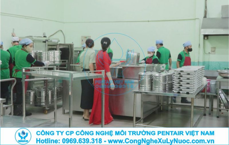ắp đặt hệ thống lọc nước RO công suất lớn cho bếp ăn tập thể tại trường học.