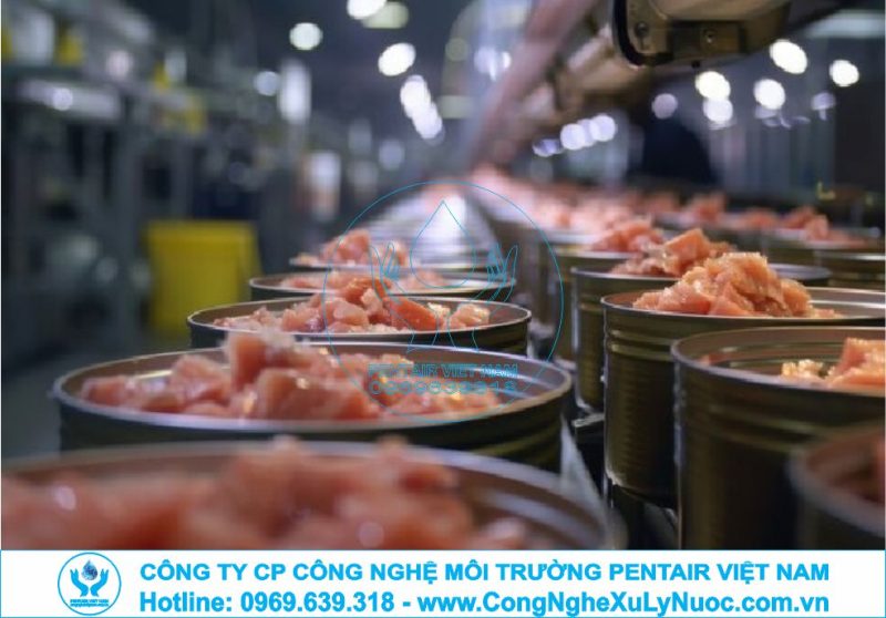 Hệ thống xử lý nước thải nhà máy chế biến thịt đóng hộp tích hợp bể tách dầu mỡ và hệ thống xử lý sinh học.
